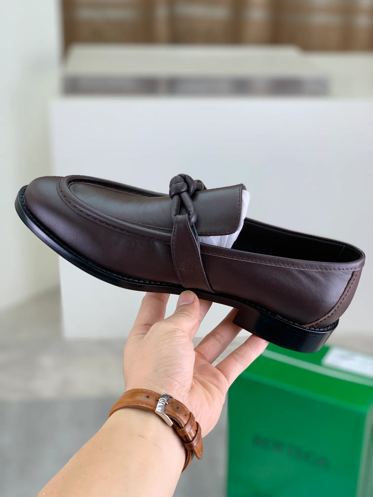 Men's shoes 💰P820 [New model] (genuine leather outsole) water-dyed cow lining 💰High-quality business couple leather shoes 💎💎💎 BOTTEGA VENETA official website synchronizes the latest top version of BV in the market, accept material comparison, shoe type comparison, process comparison, practical and textured, versatile and suitable for any occasion, the more you look at it, the more flavorful it becomes. Purely hand-knitted craftsmanship - Upper material, calfskin imported from Italy 🇮🇹 - High-quality water-dyed cowhide lining - Original private model customized leather outsole -Size: Female 35-39 (40 ordered) Male 39-44 (38 45 can be customized) Color: Multiple colors available